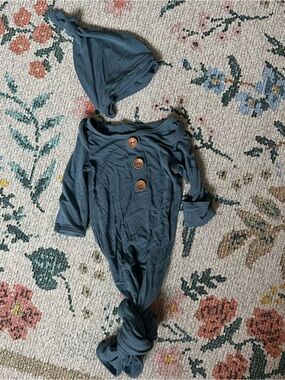 Caden lane NWOT matching blue cap and gown bamboo set